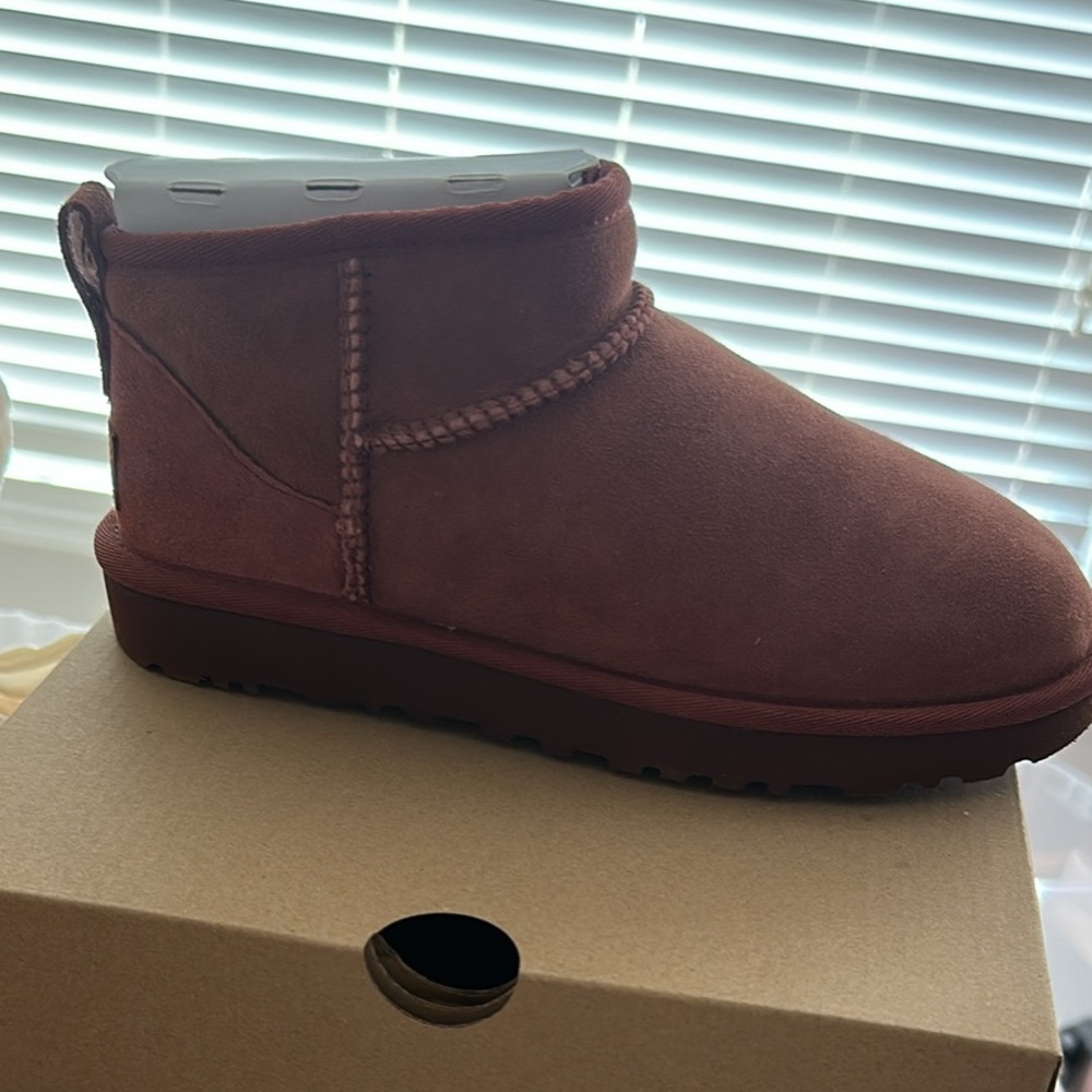 UGG ultra classic mini Size 6 color RDJ